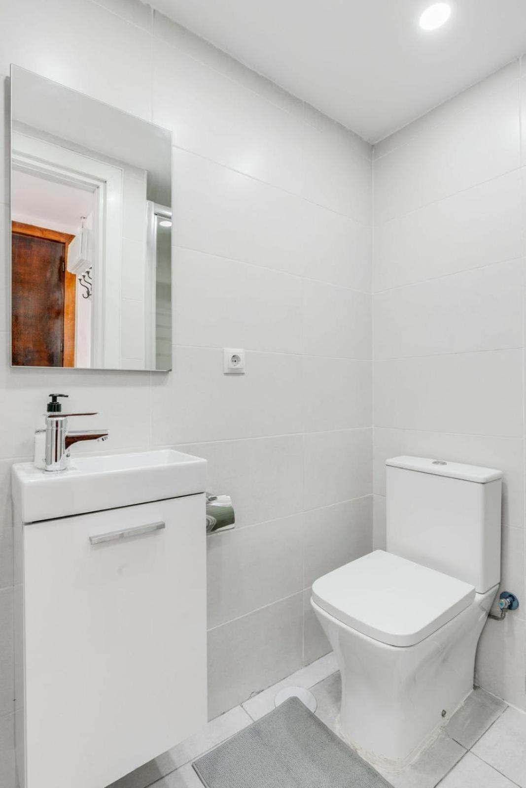 Nogalera Rainbow 2-Bedroom Apartment, Pool And Parking By Namaste Elite Torremolinos Exterior photo